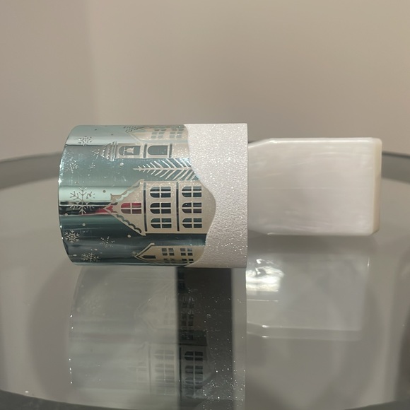 Bath & Body Works - Wallflower with a Winter Snow Scene - Picture 9 of 9